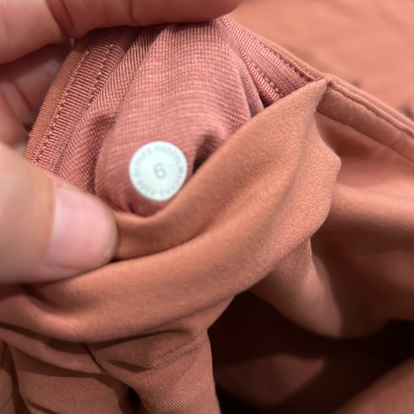 Lululemon pink 25 inch leggings size 6 with leg detail - Picture 4 of 4